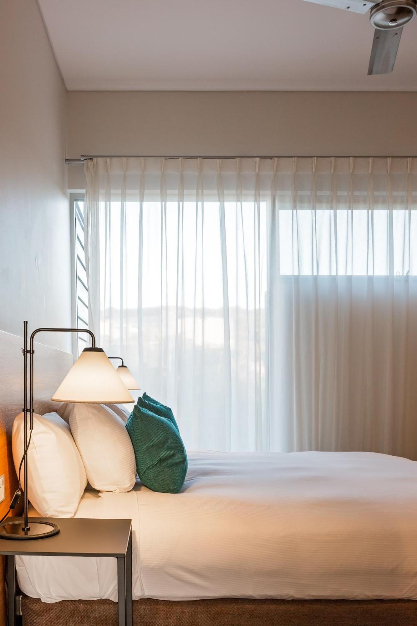 Smiths Beach Resort Yallingup Zewnętrze zdjęcie A bedroom with a sheer curtain