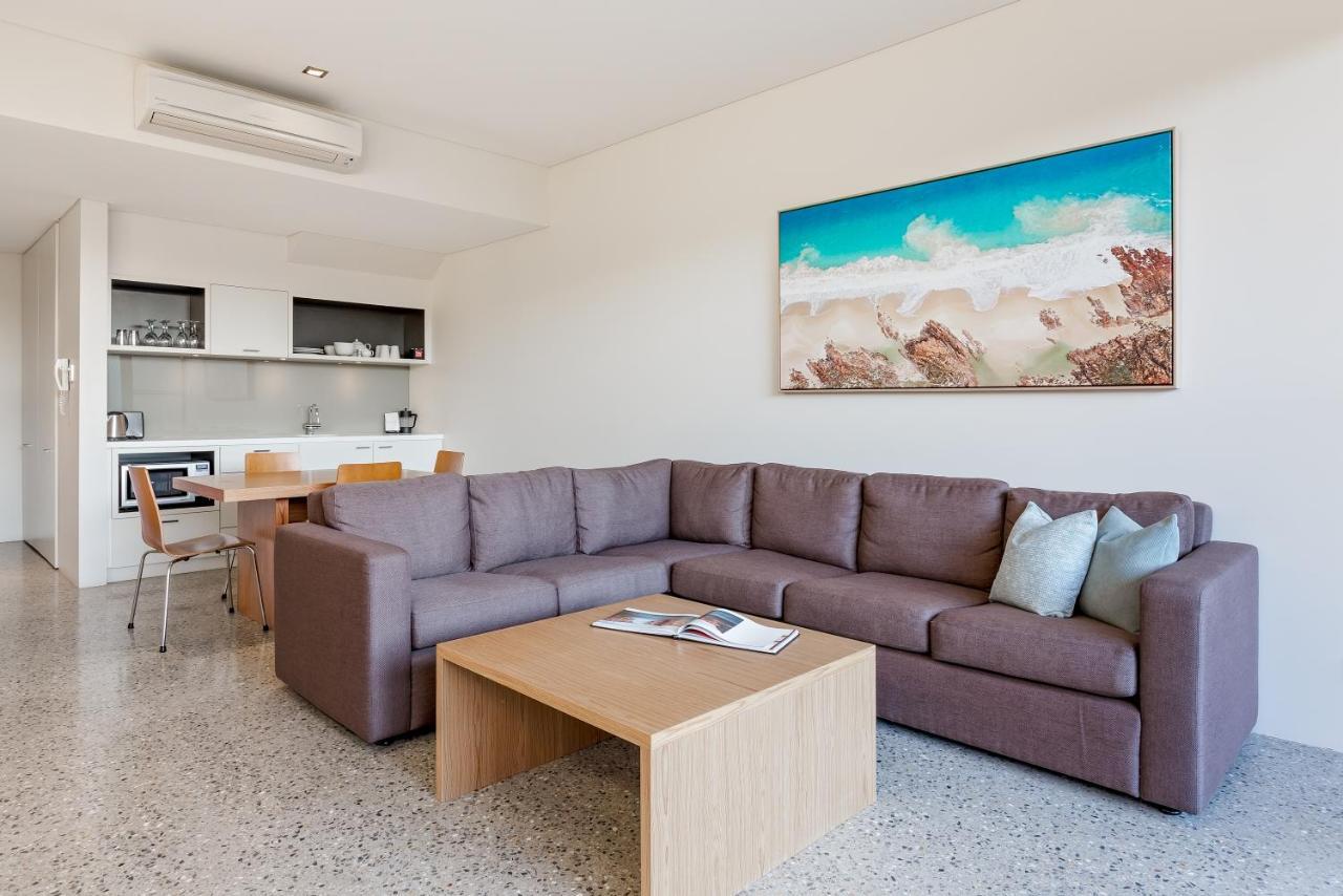 Smiths Beach Resort Yallingup Zewnętrze zdjęcie A living room with a sectional sofa